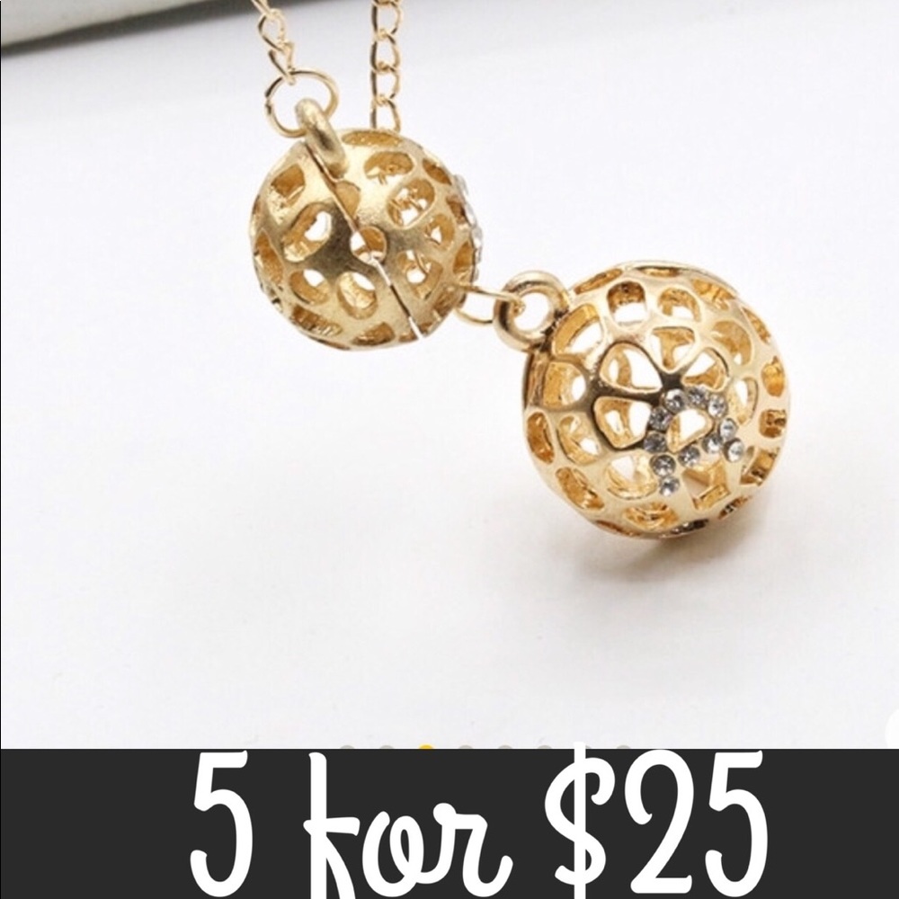 🚨CLOSET CLOSING🚨 Gold Double Hollow Ball Necklace